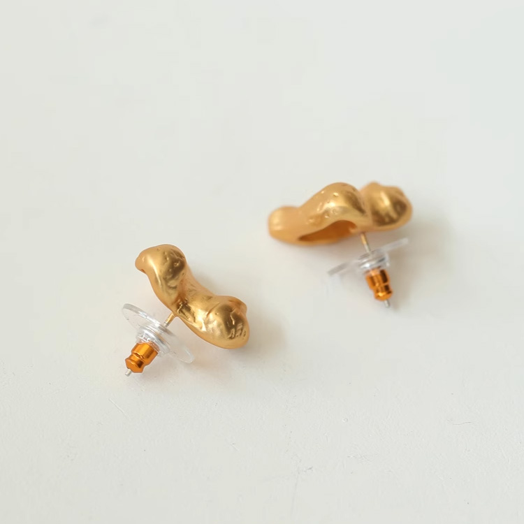 Niche design, hand carved texture, versatile heart, 18k gold-plated earrings for women, small and simple, cool and stylish ear clips